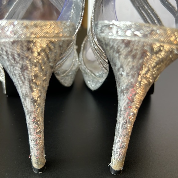 EUC Adrianna Papell Boutique Beck’s  Dress Strappy Sandals Silver Foil size 8 main image 0